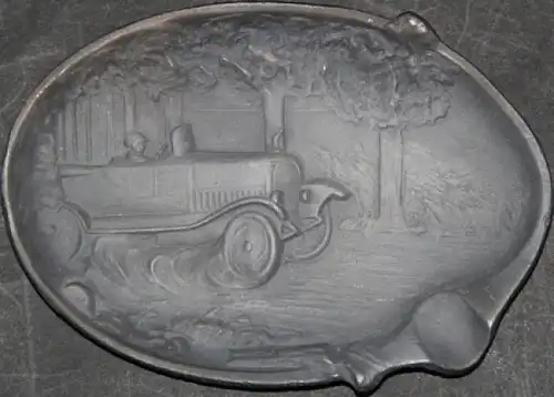 Aschenbecher 1920 Relief-Automobil-Motiv Guseisen (2903)