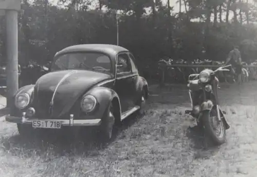 Volkswagen Käfer und Motorrad 1960 Originalfoto (3543)