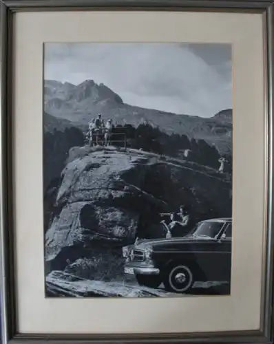Borgward Isabella vor Bergkulisse 1956 Werksfoto gerahmt (5668)