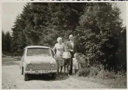 Glas Goggomobil mit Familie 1959 Originalfoto (0706)