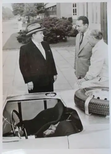 Carl Borgward mit Hans-Hugo Hartmann vor Borgward-Rennwagen 1954 Werksfoto (1407)