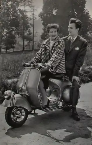 Vespa Motorroller 1953 Postkartenfoto (2174)