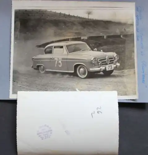 Borgward Isabella bei Rallye Prueba Patranato 1956 zwei Werksfoto in Originalumschlag (2468)