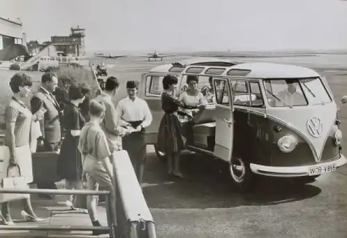 Volkswagen T1 Transporter Sambabus am Flughafen Braunschweig 1962 Werksfoto (3115)