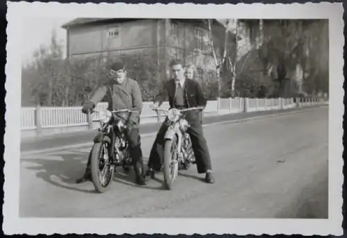 BMW Motorräder in Berlin 1951 Originalfoto (4741)