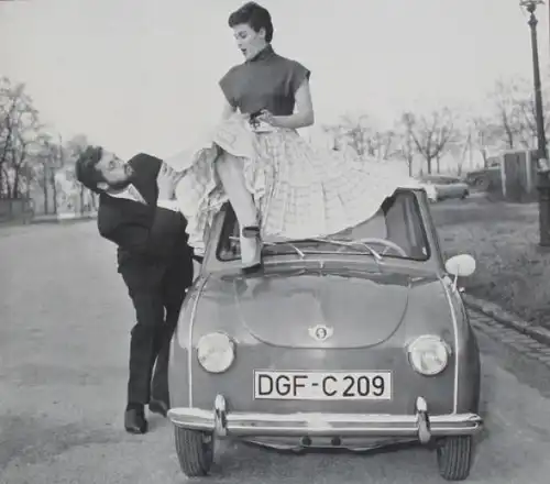 Goggmobil Limousine mit Schauspieler Karl Möhner 1958 Werksfoto (5091)