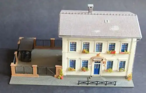 Pola Meistermodell Botschaftsgebäude 1988 HO Plastikmodell (6290)