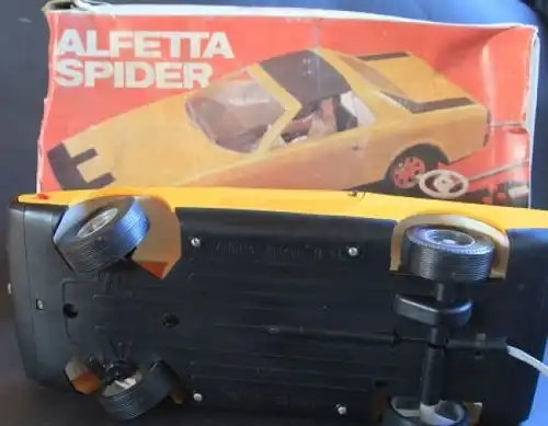 Anker Spielzeug Alfa Romeo Spider 1970 mit Fernsteuerung in Originalkarton (5109)