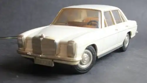Schuco Mercedes-Benz 200 /8 1972 Plastikmodell mit Fernsteuerung (6406)