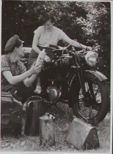 Zündapp Motorrad beim Valvoline-Motoröl Wechsel 1954 Originalfoto (4563)