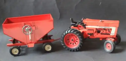 Ertl International Harvester 966 Farmall Traktor mit Saatanhänger 1970 Metallmodell (4116)