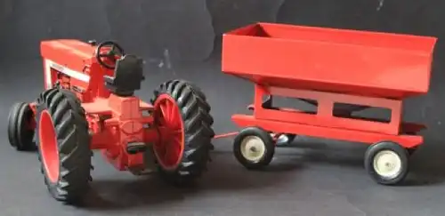 Ertl International Harvester 966 Farmall Traktor mit Saatanhänger 1970 Metallmodell (4116)