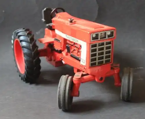 Ertl International Harvester 966 Farmall Traktor mit Saatanhänger 1970 Metallmodell (4116)