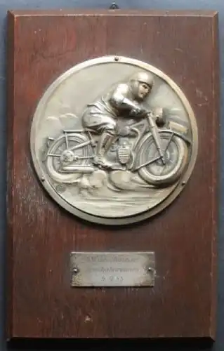 Motorrad-Rennsport Relief-Plakette Wildeshausener Grasbahnrennen 1955 auf Holzplatte (1535)
