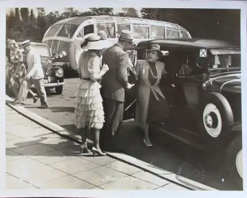 Mercedes-Benz Panoramabus, Opel Kapitän, Brennabor in UfA-Kinofilm "Wunschkonzert" 1939 Original-Filmfoto (9352)