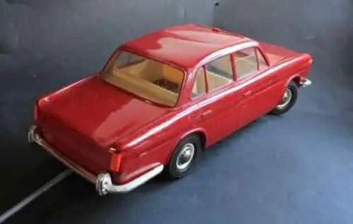 Arnold BMW 1800 Limousine 1963 Plastik-Fernsteuermodell (1898)