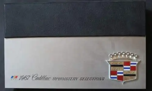 Cadillac Modellprogramm Farben und Polster in 2 Aluminium Händler-Ledermappen mit geprägtem Logo (2369)