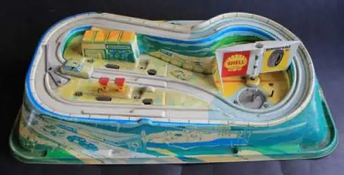 Technofix Rallye Plastikbahn mit Tankstelle und Fahrzeug Friktionsantrieb 1965 (1720)