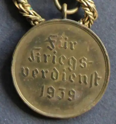 Kriegsverdienst-Medaille 1939 "Für Kriegsverdienste" mit goldener Kette (0971)