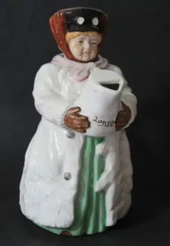 Motorfahrerin als figürliche Kaffeekanne 1915 Porzellan (3123)