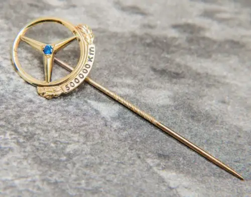 Mercedes-Benz 1955 goldene Anstecknadel 500.000 Km mit Edelstein (0007)