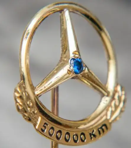 Mercedes-Benz 1955 goldene Anstecknadel 500.000 Km mit Edelstein (0007)