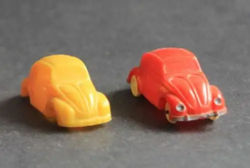 Manurba Volkswagen Käfer 1960 zwei Plastikmodelle (8037)