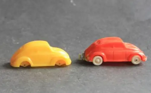 Manurba Volkswagen Käfer 1960 zwei Plastikmodelle (8037)