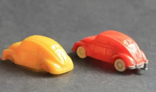 Manurba Volkswagen Käfer 1960 zwei Plastikmodelle (8037)