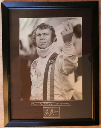 Steve McQueen Gulf-Porsche Foto "Salute" mit Autogramm gerahmt (10572)