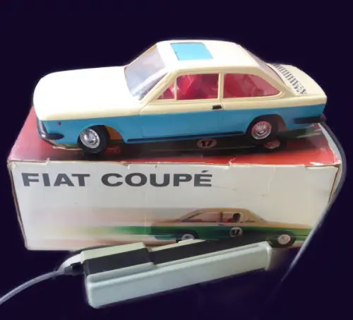 Anker Spielzeug Fiat 2300 Coupe 1968 Plastikmodell mit Fernsteuerung im Originalkarton (10597)