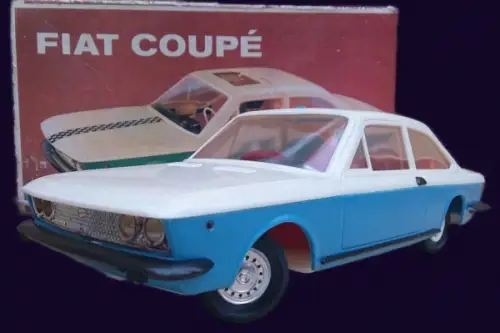 Anker Spielzeug Fiat 2300 Coupe 1968 Plastikmodell mit Fernsteuerung im Originalkarton (10597)
