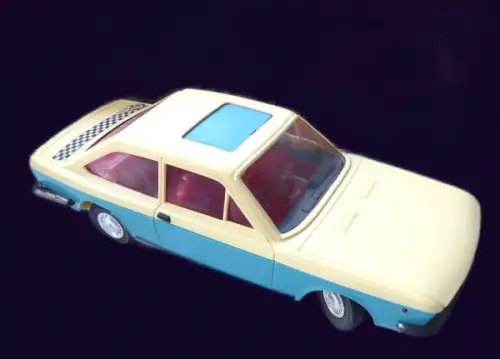 Anker Spielzeug Fiat 2300 Coupe 1968 Plastikmodell mit Fernsteuerung im Originalkarton (10597)