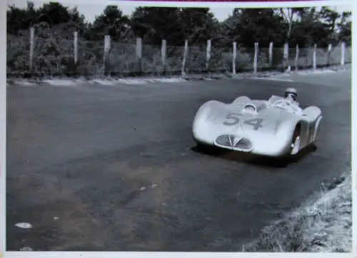 Borgward Rennwagen mit Hugo Hartmann beim Eifelrennen 1953 Werksfoto (10840)