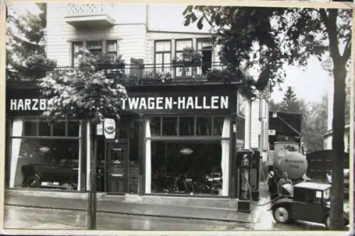 Opel Händler "Harzburger Gebrauchtwagen-Hallen" mit Tankstelle 1928 Originalfoto (10862)