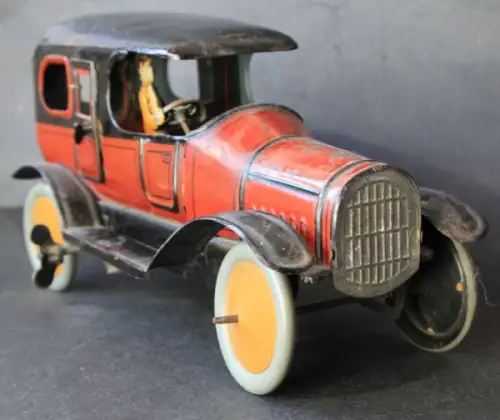 Heinrich Fischer Limousine mit Fahrer 1920 Blechmodell mit Federantrieb (11043)