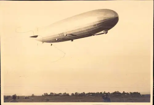 E 565 Foto Zeppelin bei Landung Ca. 11 x 17cm