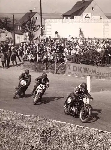 [Echtfotokarte schwarz/weiß] 0-0006, 4 Agentur Fotos, Grösse ca. 21 x 16cm, vom Motorrad Rennen auf dem Deutschlandring in der Nähe von Hohnstein bei Dresden. 