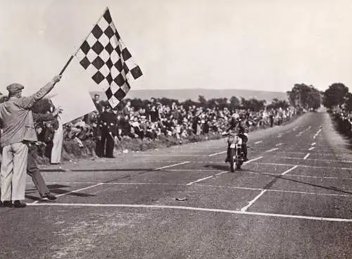 [Echtfotokarte schwarz/weiß] 0-0007, 3 Agentur Fotos, Grösse ca. 21 x 16cm, vom Motorrad Rennen auf dem Glady Curs bei Belfast Nord Irland ca. 1938. 