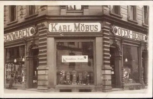[Echtfotokarte schwarz/weiß] O-0079, Ladenansicht  der Eisenwaren Ofen und Herde Handlung, Karl Möbus, Gausstr. Ecke Bergstr. in Frankfurt am Main. 