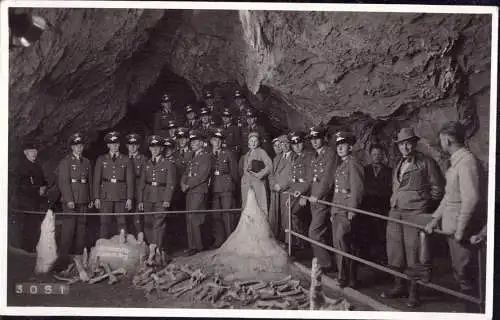 [Echtfotokarte schwarz/weiß] O-0091, Rübeland im Harz, Höhle, Gruppenfoto von Soldaten in der Hermannshöhle. 