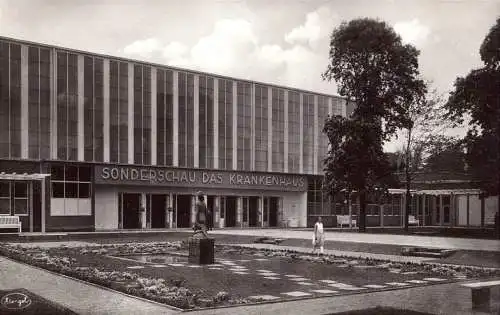 [Echtfotokarte schwarz/weiß] O-0096, Messe,  Ausstellung, Ausstellungshalle " Sonderschau das Krankenhaus" auf der Hygiene Ausstellung 1930 in Dresden. 