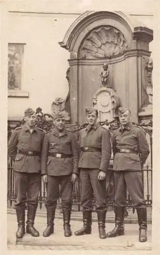 601337 | Fotokarte, Militaria, deutsche Soldatengruppe vor Manneken Pis, Brüssel,  | Bruxelles 1 (B - 1000 Belgien), -,
