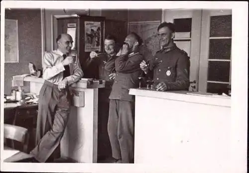 603599 | Achtung Spionage, Büro mit Propaganda Plakat an der Wang  | -, -,