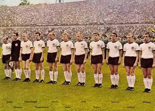 O 232 Foto, ca. 21 x 15cm, der Deutschen Nationalmannschaft, Aufstellung bei einem Länderspiel ca. 1970