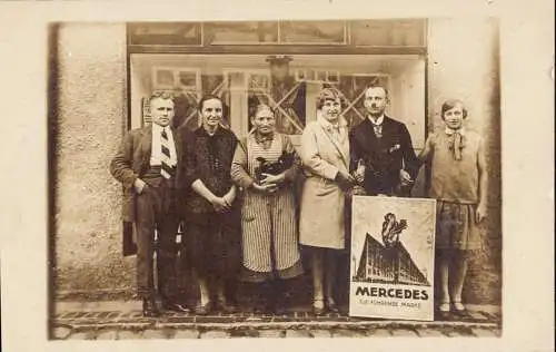 [Echtfotokarte schwarz/weiß] O 239, Foto Werbung mit Plakat / Blechschild der Firma Mercedes Schuhe, Bamberg. 