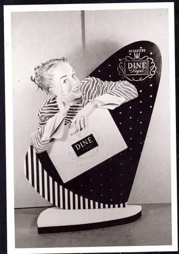 O 307, Werbeaufsteller der Firma Mazetti, Dine, Foto. von ca.1960 (Gr. 10x7cm), Textil, Strumpf