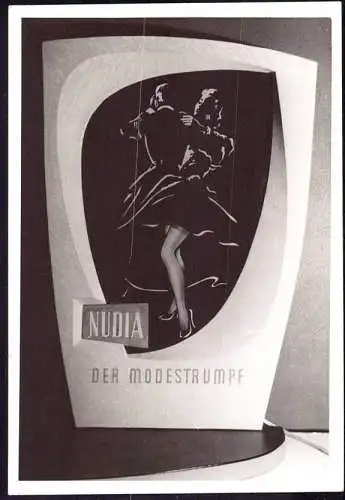 O 326, Werbeaufsteller der Firma Nudia, Foto. von ca. 1960 (Gr. 10x7cm), Textil, Strumpf
