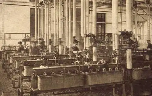 [Echtfotokarte schwarz/weiß] O 523, Leverkusen, Farbenfabriken Bayer, Chemie, Industrie, Färberei, Foto Willi Roerts. 