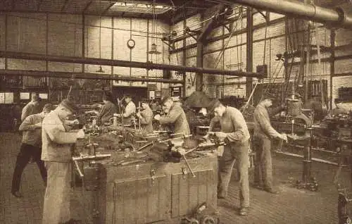 [Echtfotokarte schwarz/weiß] O 526, Leverkusen, Farbenfabriken Bayer, Chemie, Industrie,Lehrlingswerkstatt, Foto Willi Roerts. 